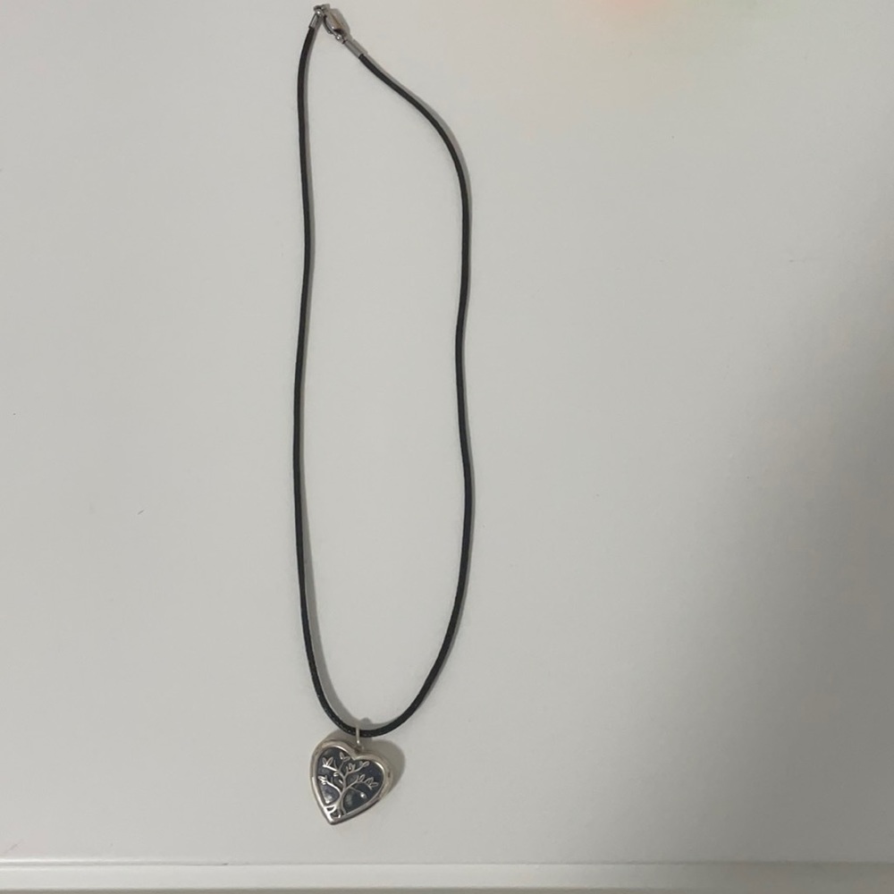 Heart pendant opening necklace. Great condition. Unisex